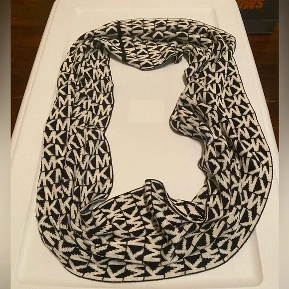 Micheal Kors Infinity Scarf - Picture 2 of 2